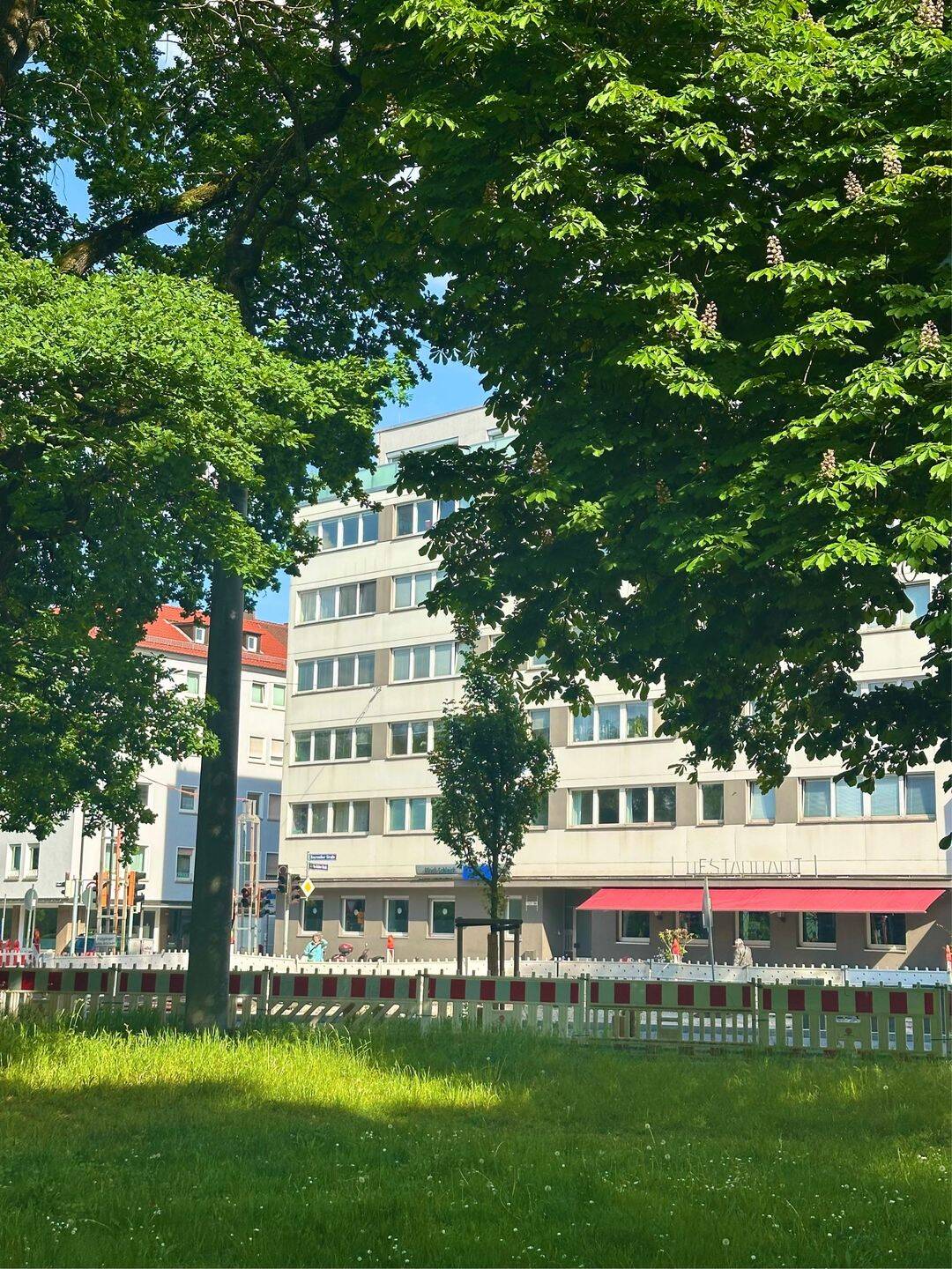 Vermietung auf Zeit - Helle möblierte Wohnung in zentraler Lage mit Parkblick