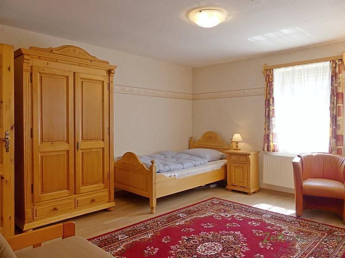(EF0402_M) Dresden: Laubegast, kleines möbliertes Apartment mit WLAN, TV, Dusche und viel Nebengelass – 1279 Dresden – Bild 1 von 9