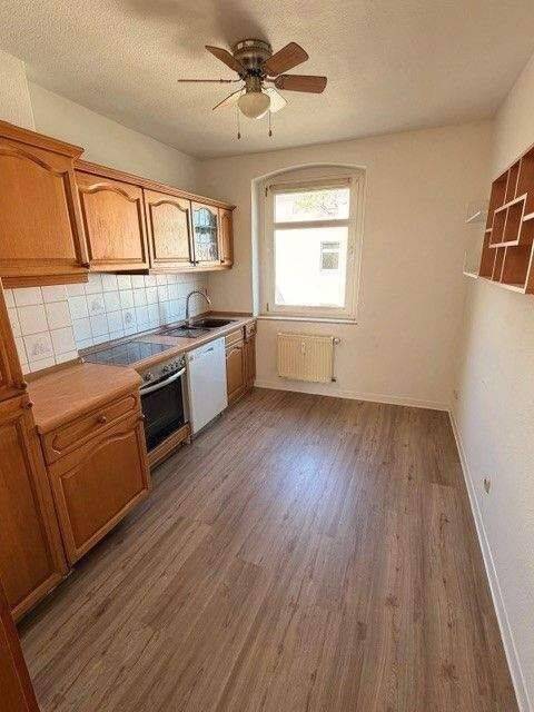 Gemütliche 4-Raum Wohnung mit nagelneuem Vinylfußboden und Einbauküche. – Magdeburg – Vorschaubild 9