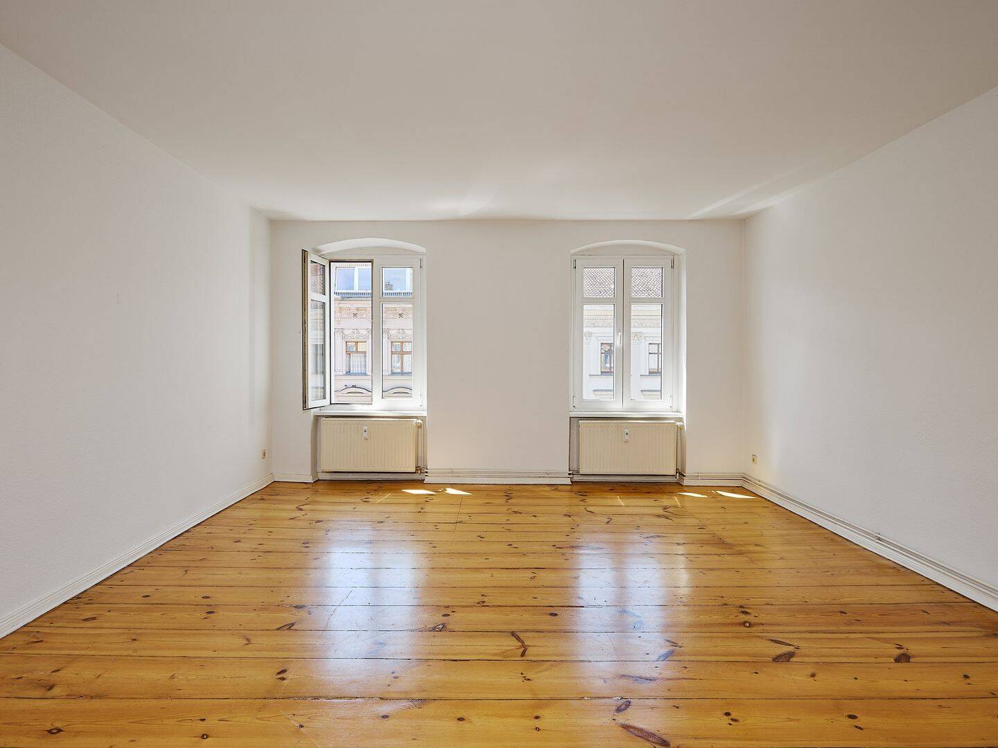 Leben in Kreuzberg: Stilvolle 2-Zimmer-Altbauwohnung mit großzügigem Grundriss