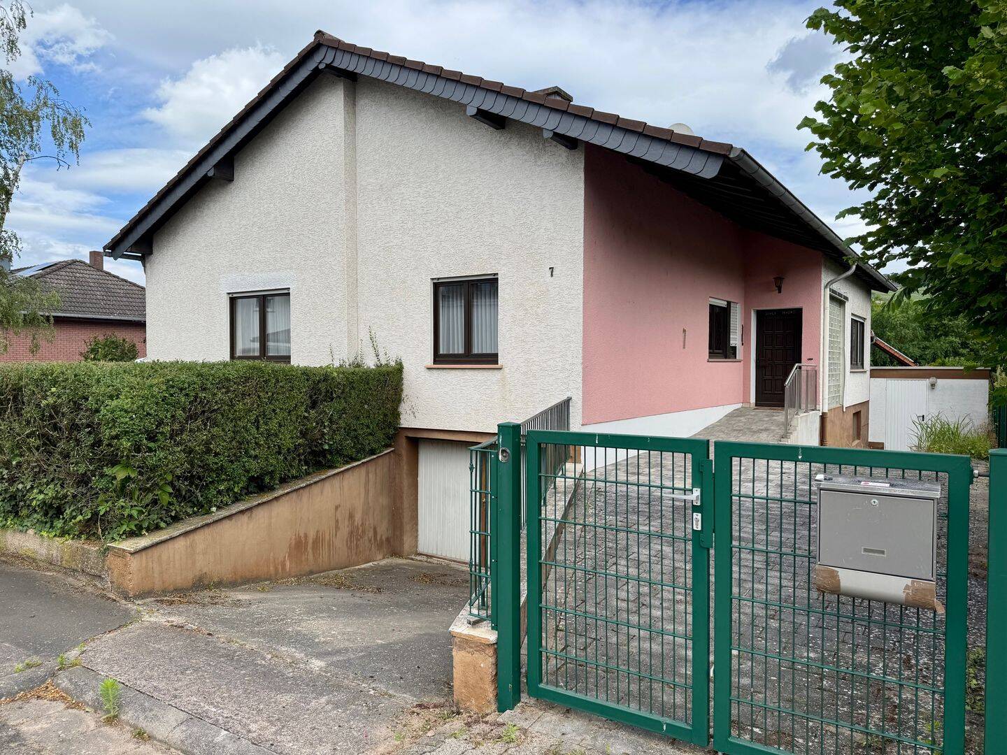 Familienfreundliches Einfamilienhaus mit großem Grundstück und Doppelgarage von privat
