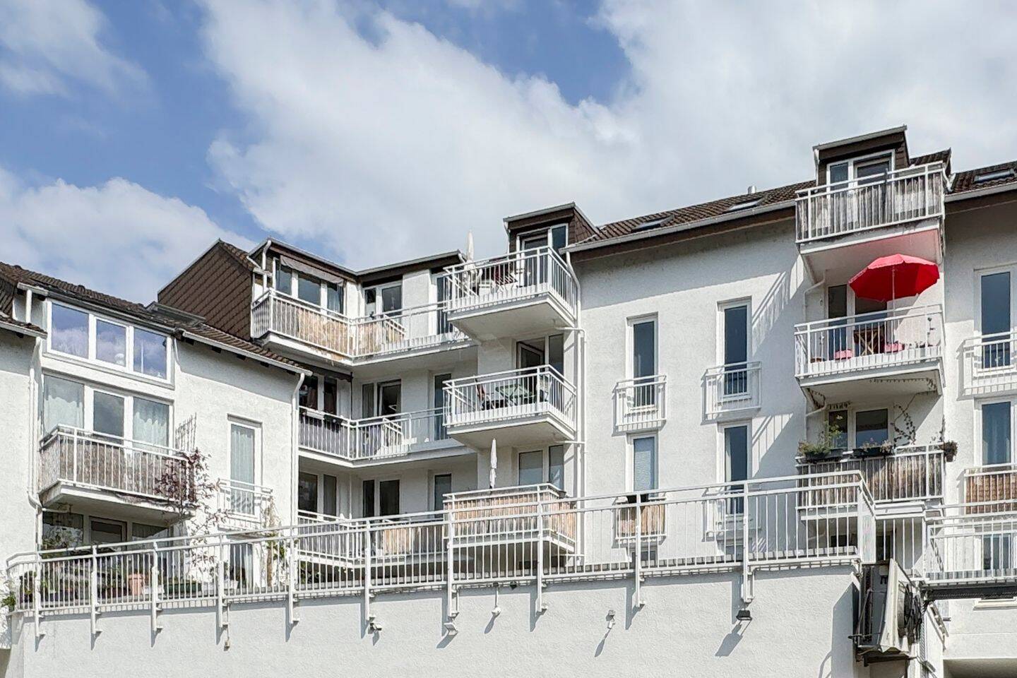 Bezugsfreie, helle 2-Zi.-Wohnung mit 2 Balkonen und Stellplatz in Rhein- und Zentrumsnähe in Bonn