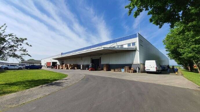 ++nähe Rosbach++ca. 9.540 m² Halle (ebenerdig - Kranbahn - 3,50/m²) und 300 m² Büro zu vermieten++