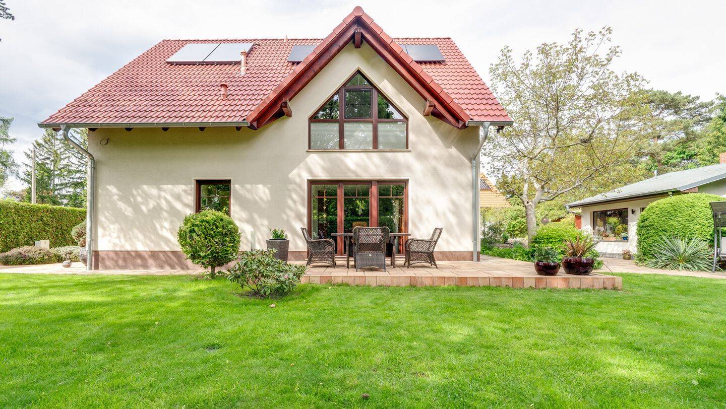 Stilvolles Einfamilienhaus mit gepflegtem Garten und zusätzlichem Nebengebäude – Berlin – Vorschaubild 3
