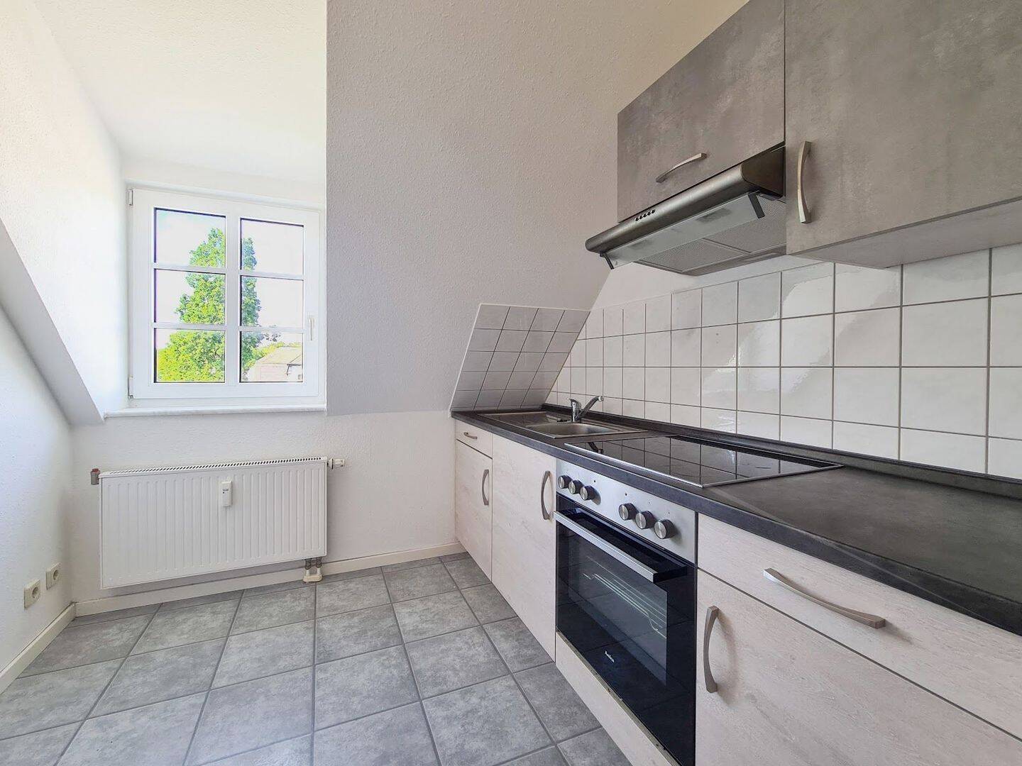 Gemütliche Dachgeschosswohnung mit wertiger Einbauküche und Stellplatz – Chemnitz – Vorschaubild 3