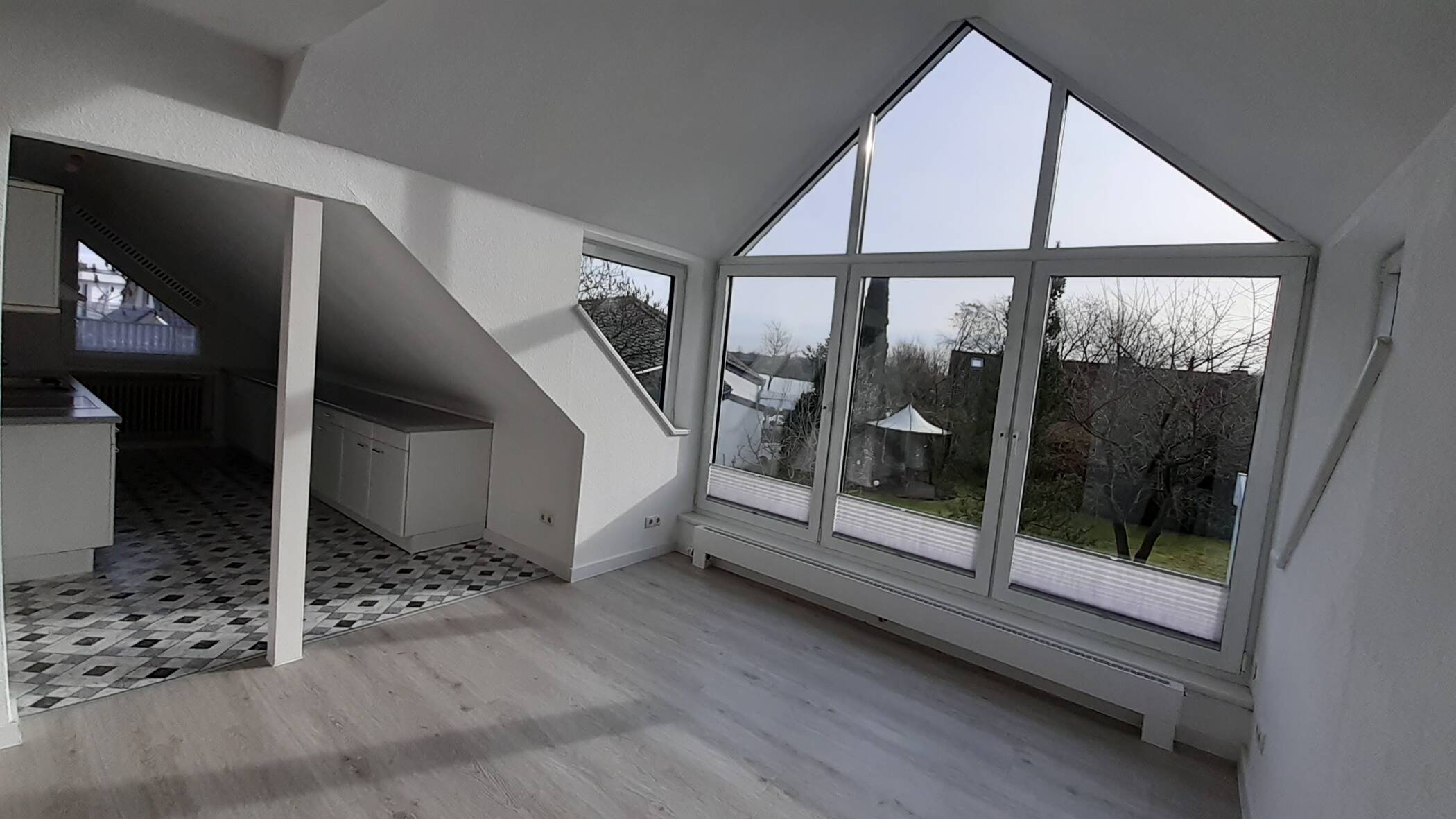 Außergewöhnliche 2,5-Zimmer-Wohnung mit großzügiger Dachterrasse, Einbauküche und stilvollem Wohnambiente – Bremen – Vorschaubild 8