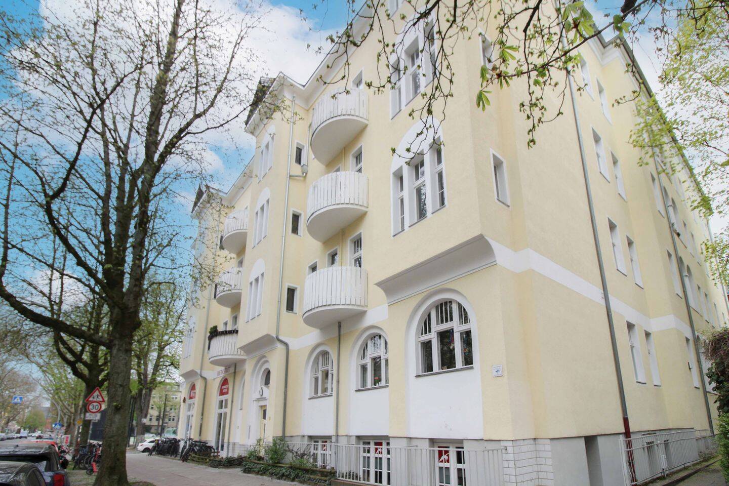 Attraktive 2-Zimmer-Wohnung in Berlin-Friedenau mit großzügigem Wohnbereich und Loggia