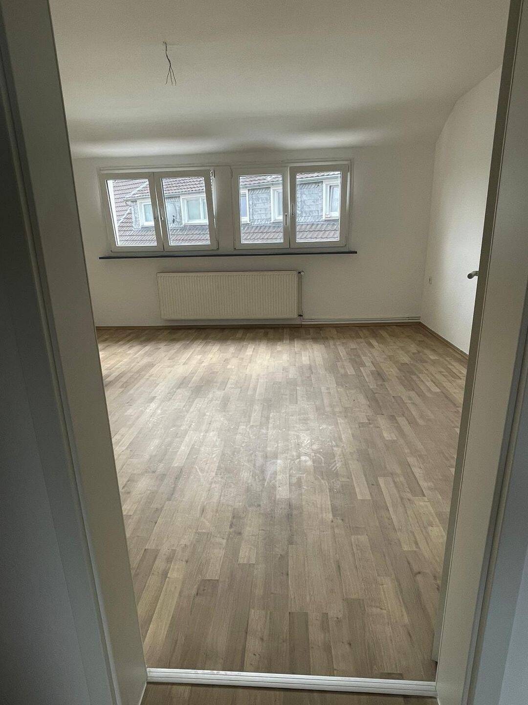 Helle 3-Zimmer-Dachgeschosswohnung mit, Badewanne & optionaler EBK in Wuppertal-Barmen – Wuppertal – Vorschaubild 3