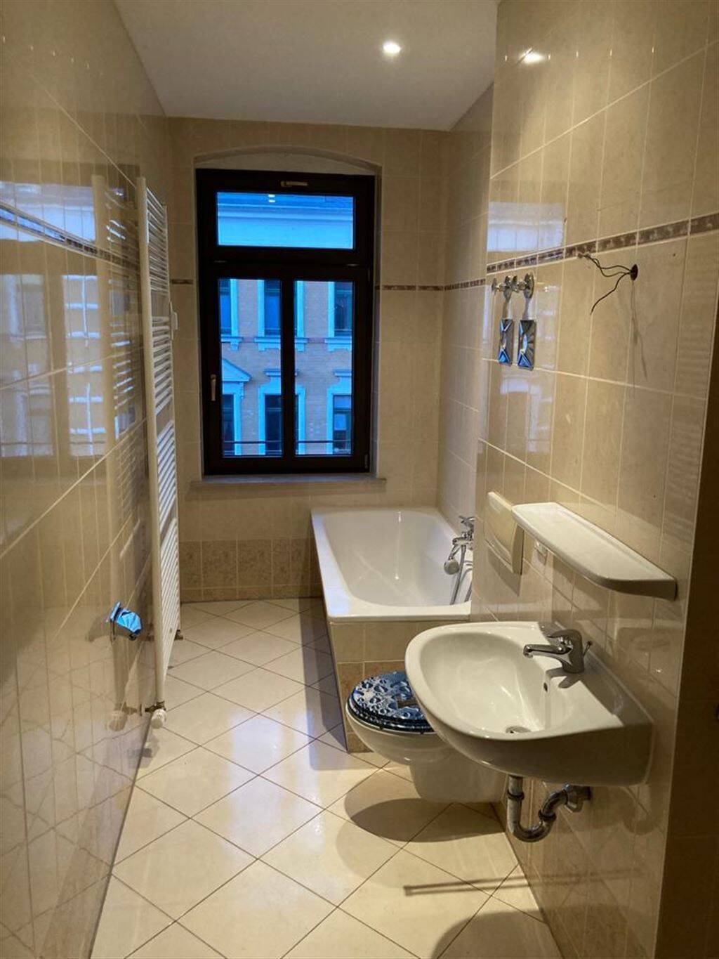 Günstige 2-Zimmer mit Wannenbad und Laminat in guter Lage!
