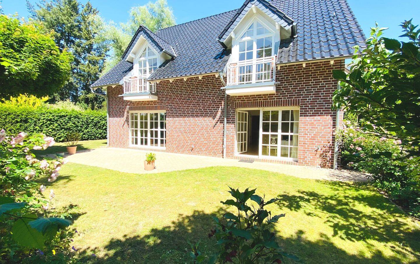 Licht-durchflutetes, freistehendes Landhaus in Zehlendorf, Bj. 2004, ca. 340 m² Fläche, 3 Etagen, top gepflegt, ruhige Endlage Privatstrasse, Rarität.