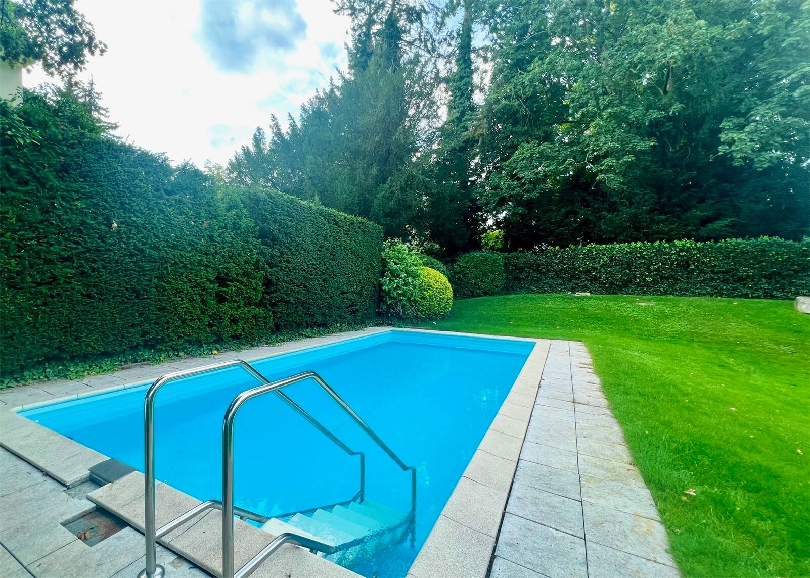 ERSTKLASSIGE TERRASSEN-WOHNUNG - WOHNEN AM POOL - IM GEPFLEGTEM ARCHITEKTENHAUS – Berlin – Bild 1 von 2