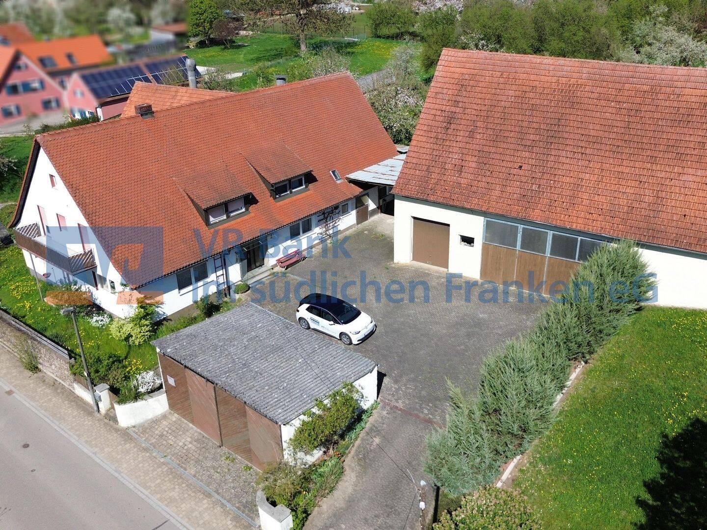 Charmanter landwirtschaftlicher Hof mit großzügigem Wohnhaus, Nebengebäuden und vielseitigen Nutzung – Westheim – Bild 1 von 9
