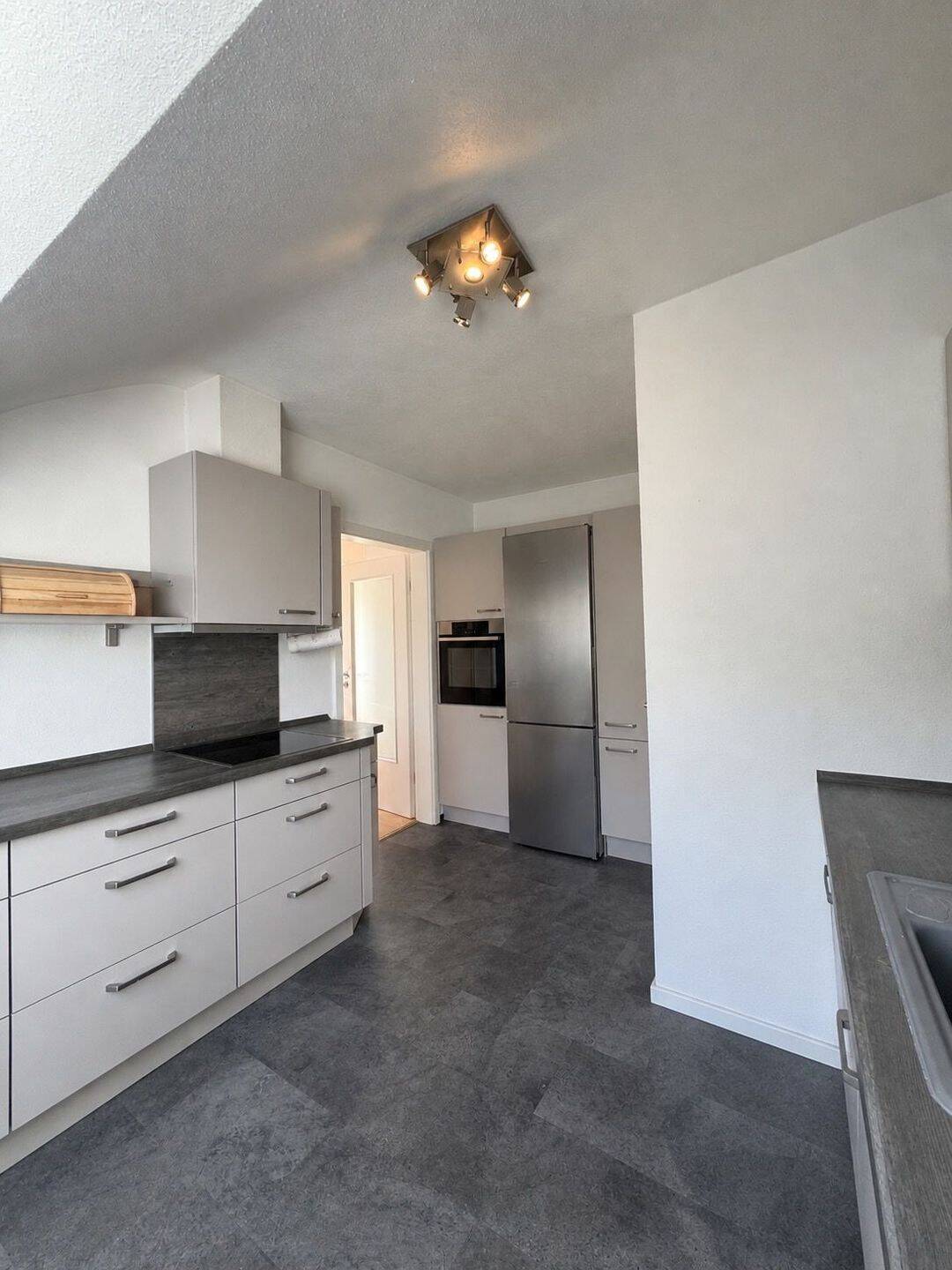 Großzügige Familienwohnung mit sonnigem Westbalkon, moderner Einbauküche und Stellplatz in Würzburg-Oberdürrbach – Würzburg – Vorschaubild 8