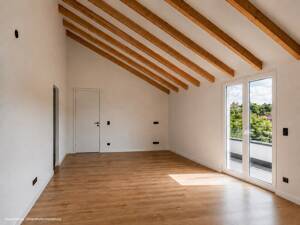 AIGNER - 3-Zimmer-Dachgeschosswohnung mit hohen Decken, Südterrasse und offenem Wohngefühl – 80689 München – Vorschaubild 2