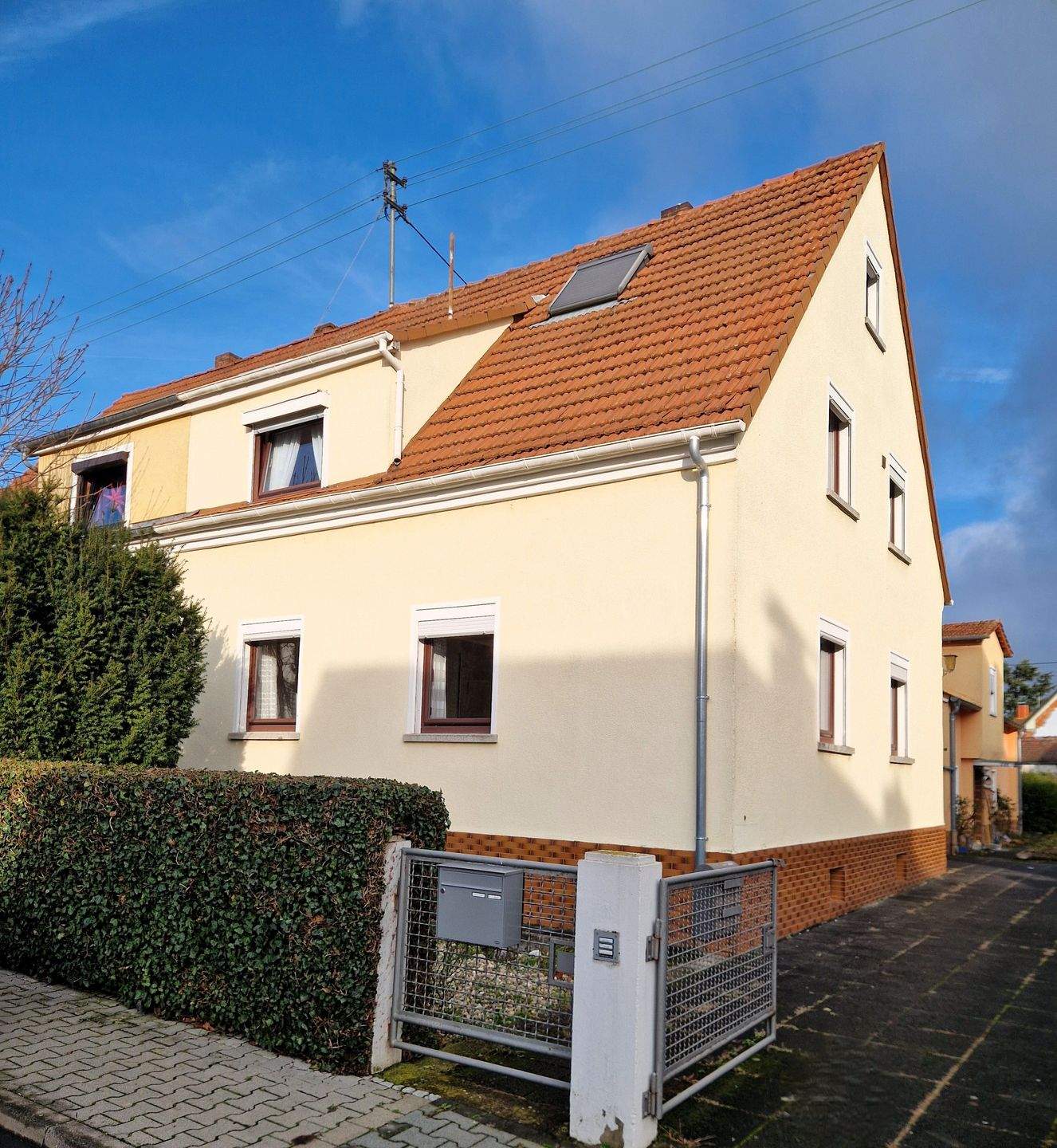 Charmante modernisierte Doppelhaushälfte mit Gartengrundstück und Garage – Frankfurt am Main – Bild 1 von 9