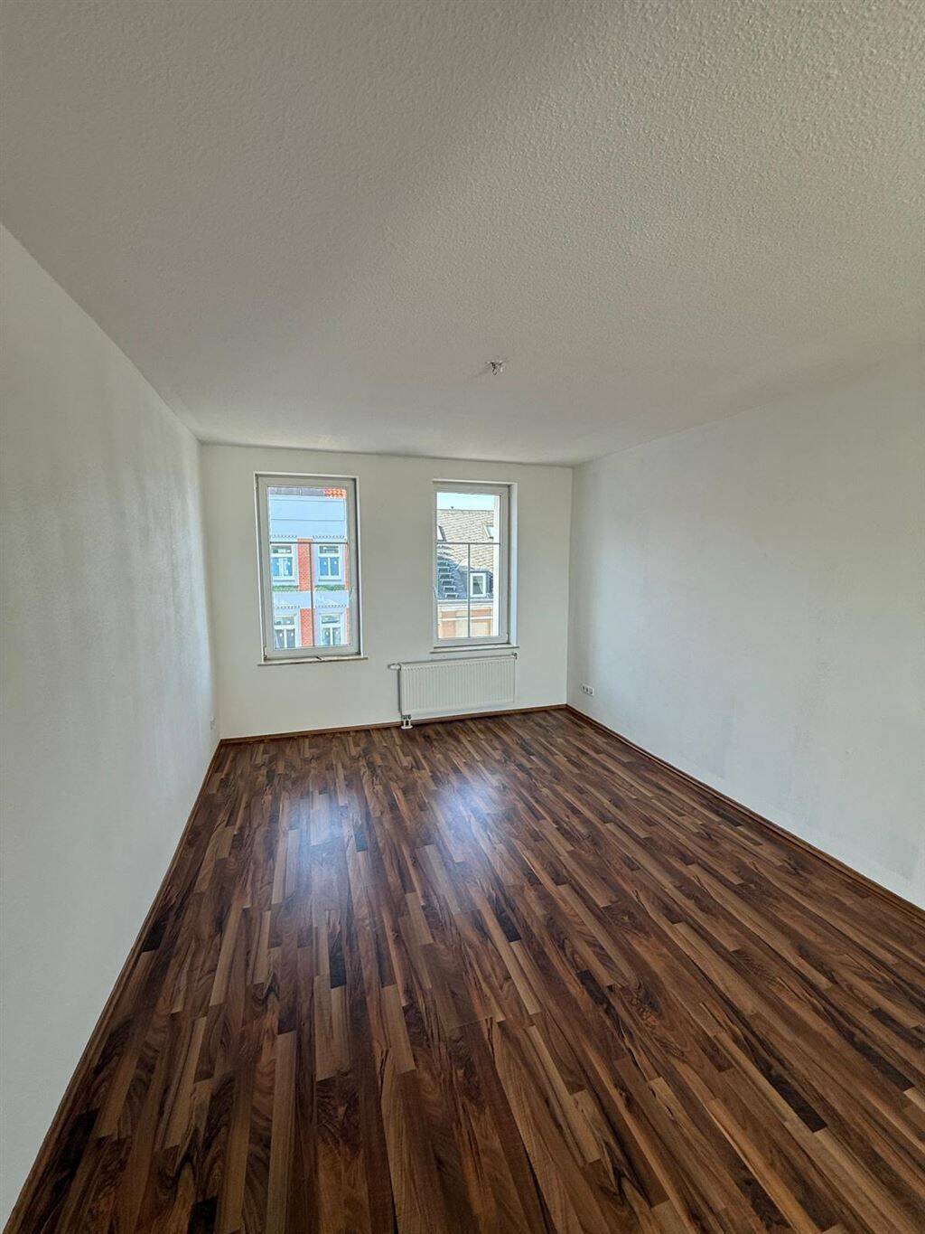 Kompakte DG 3-Zimmer mit Aufzug, Laminat, Dachbalkon und Eckwanne in guter Lage! – Chemnitz – Vorschaubild 7
