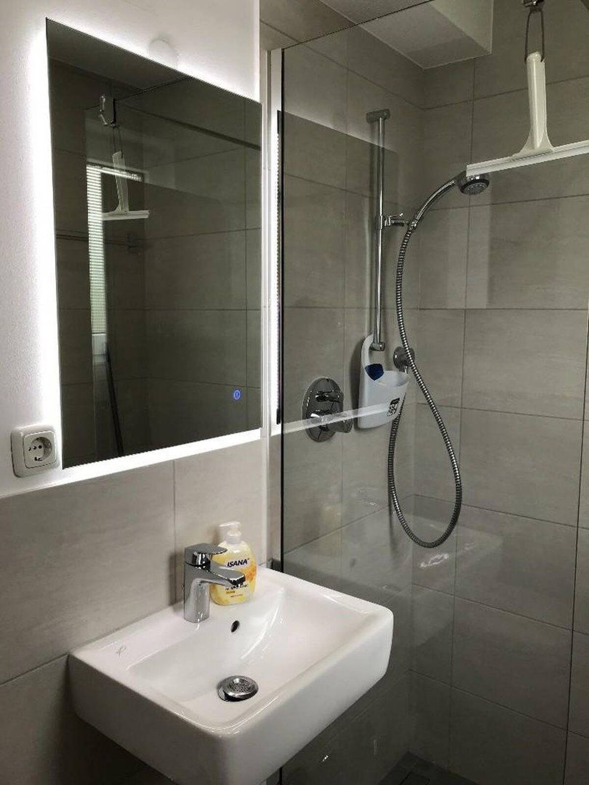 Ideal für Pendler: *vollmöblierte 1-Zimmer NR, Komfort-Wohnung, keine Tiere, WLAN – 53177 Bonn – Bild 1 von 6