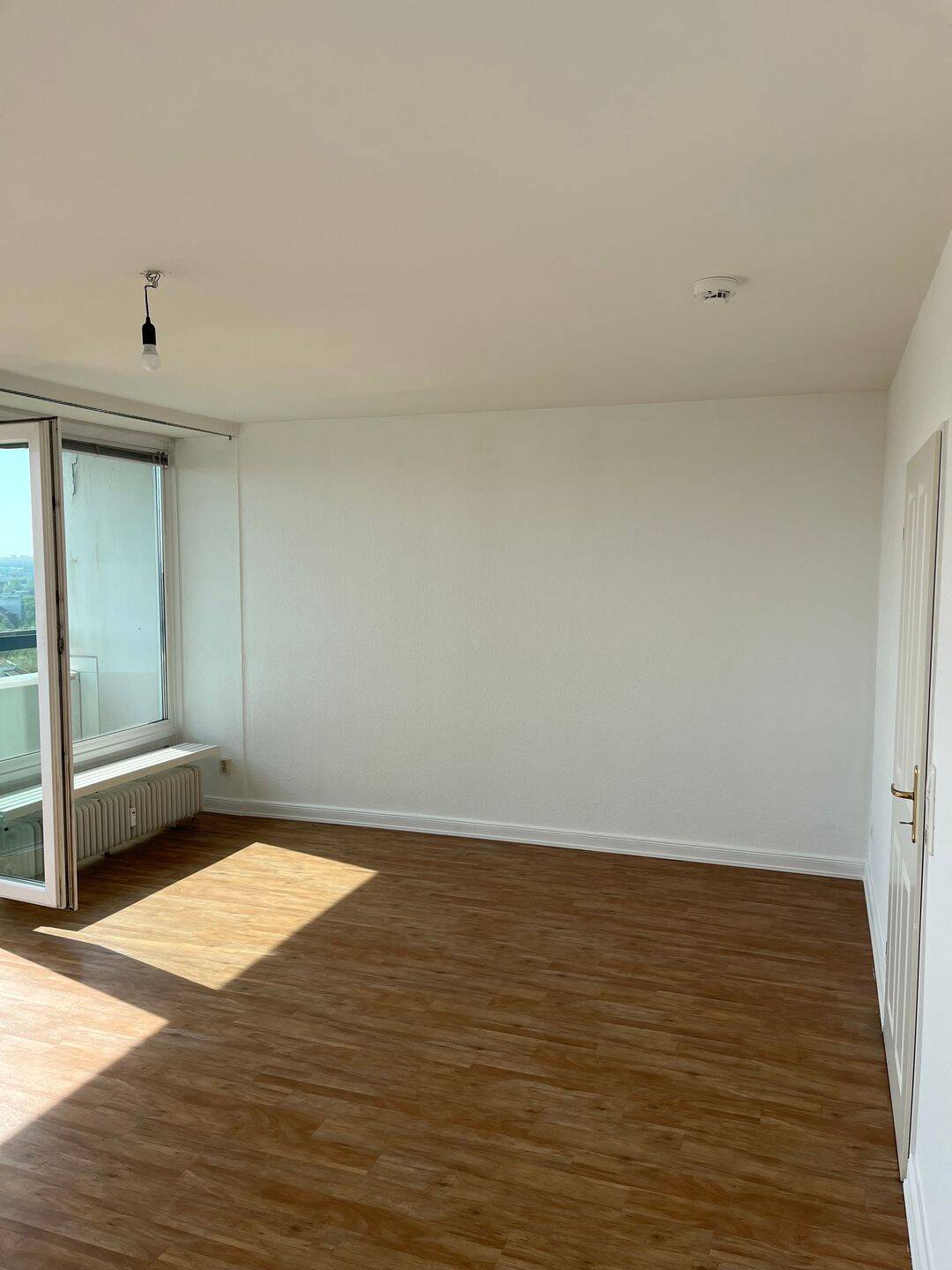 Frei werdendes Apartment mit Loggia im 14. OG mit einem fantastischen Weitblick über die Dächer von Hamburg und 3 TG-Stellplätzen – Hamburg – Vorschaubild 5