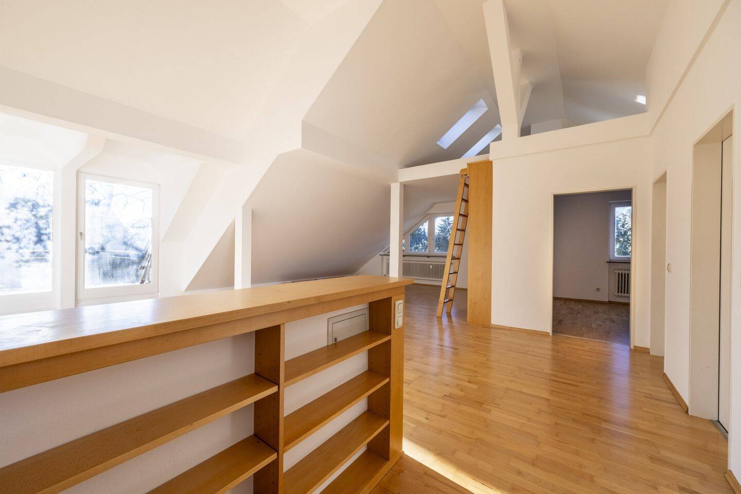 Das besondere Schmuckstück in Obermenzing - einzigartige Dachgeschosswohnung im Loft-Charakter – München – Vorschaubild 3