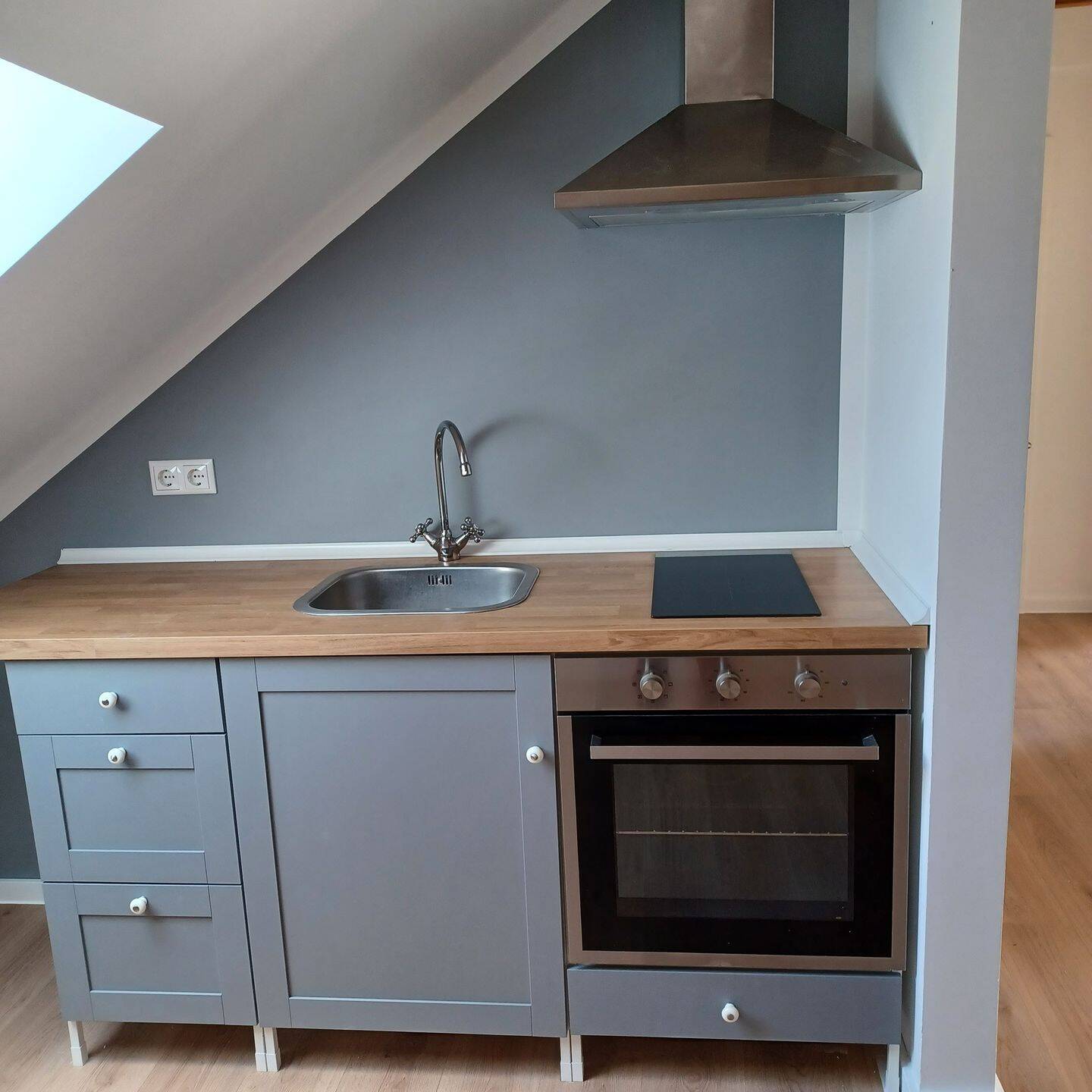 Helle, renovierte 2-Zimmer-Dachgeschosswohnung in zentraler Lage – Nürnberg – Vorschaubild 2