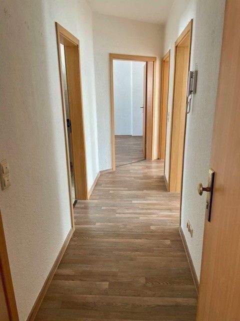 Wohnen in gemütlicher 3-Raum Dachgeschoss-Wohnung mit Einbauküche. – Magdeburg – Vorschaubild 4