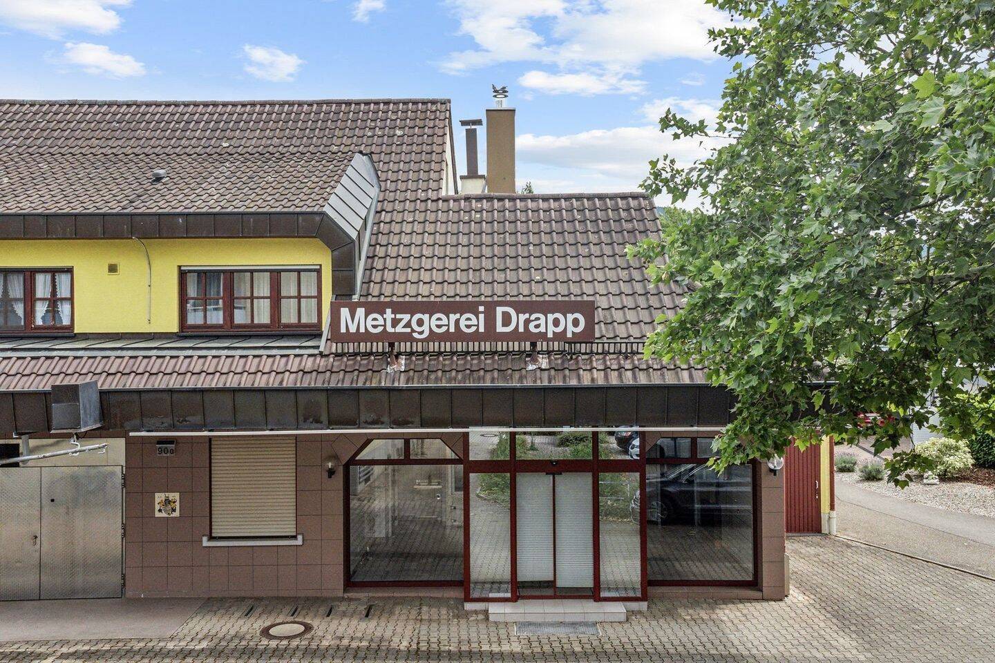 Im Alleinauftrag: Haus mit großer Wohnung (OG) und Gewerbefläche für Metzgerei (EG) in Sinzheim/Baden-Baden – Sinzheim – Bild 1 von 9