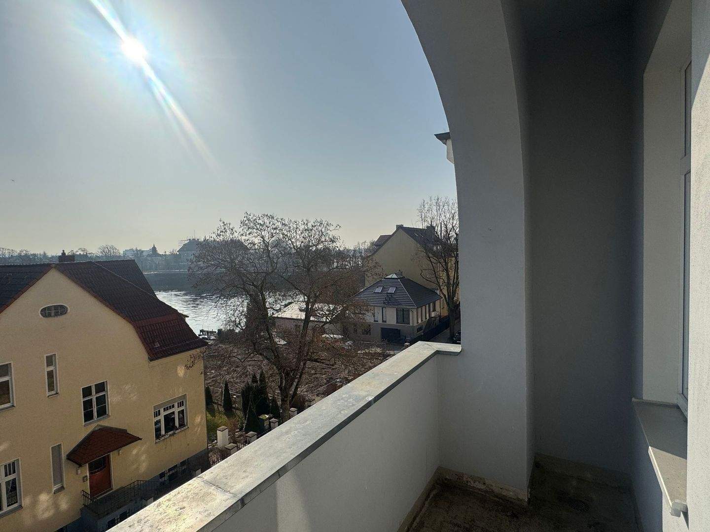 SEHR HELLE, FREIE WHG, MIT BLICK AUF D. WASSER, HELLE 3-4 ZIM-AB-WHG.+TOLLEM LOGGIA IN KÖPENICK – Berlin – Vorschaubild 3
