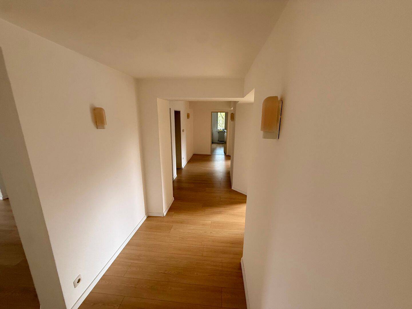 Attraktive 9-Zimmer-Wohnung mit Einbauküche in zentraler Lage von Gelsenkirchen – Gelsenkirchen – Vorschaubild 4