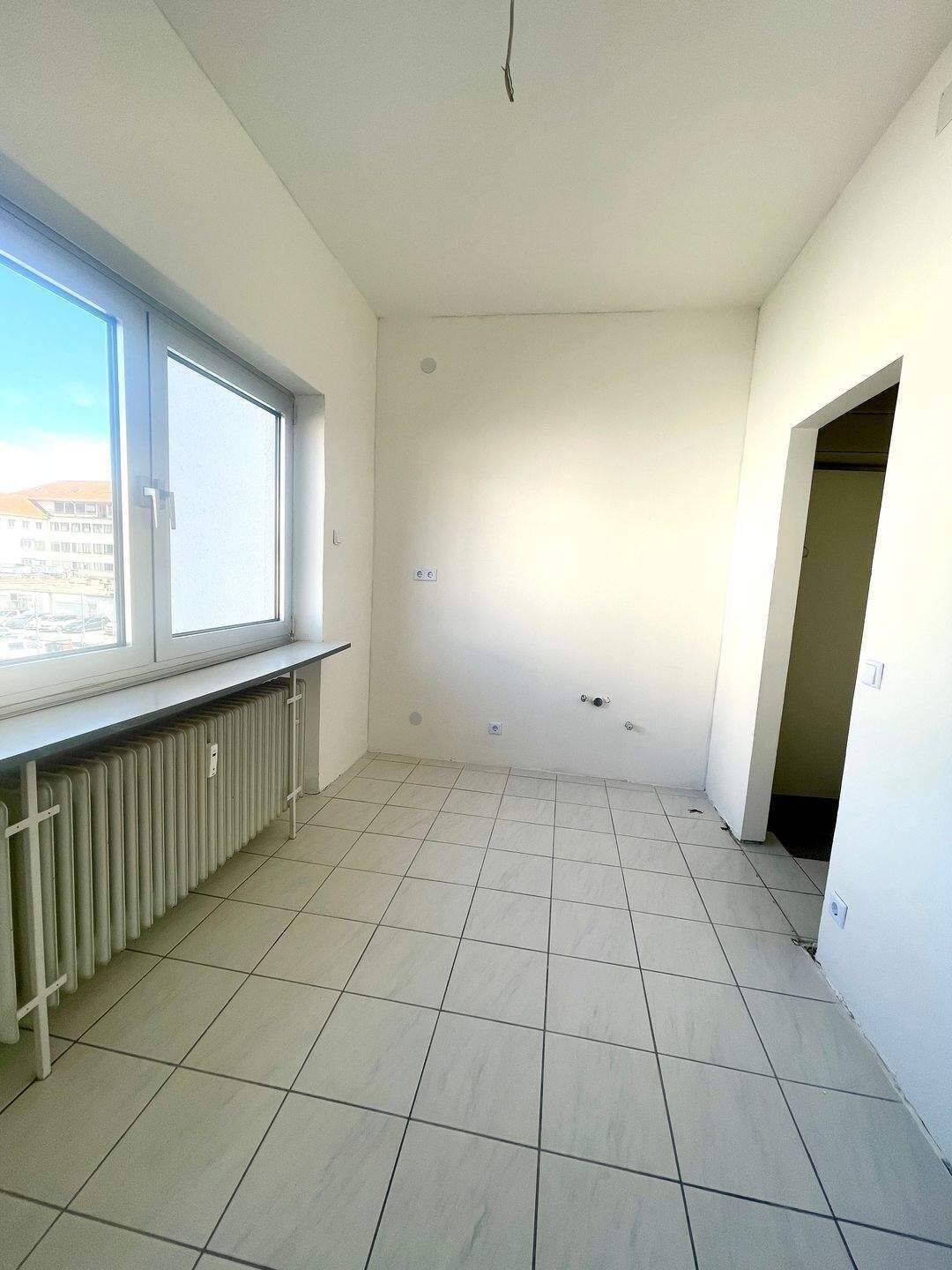 Mitten drin statt nur dabei – renovierte 2-Zimmer-Wohnung mit Balkon und Aufzug in Saarbrückens Innenstadt – Saarbrücken – Vorschaubild 4