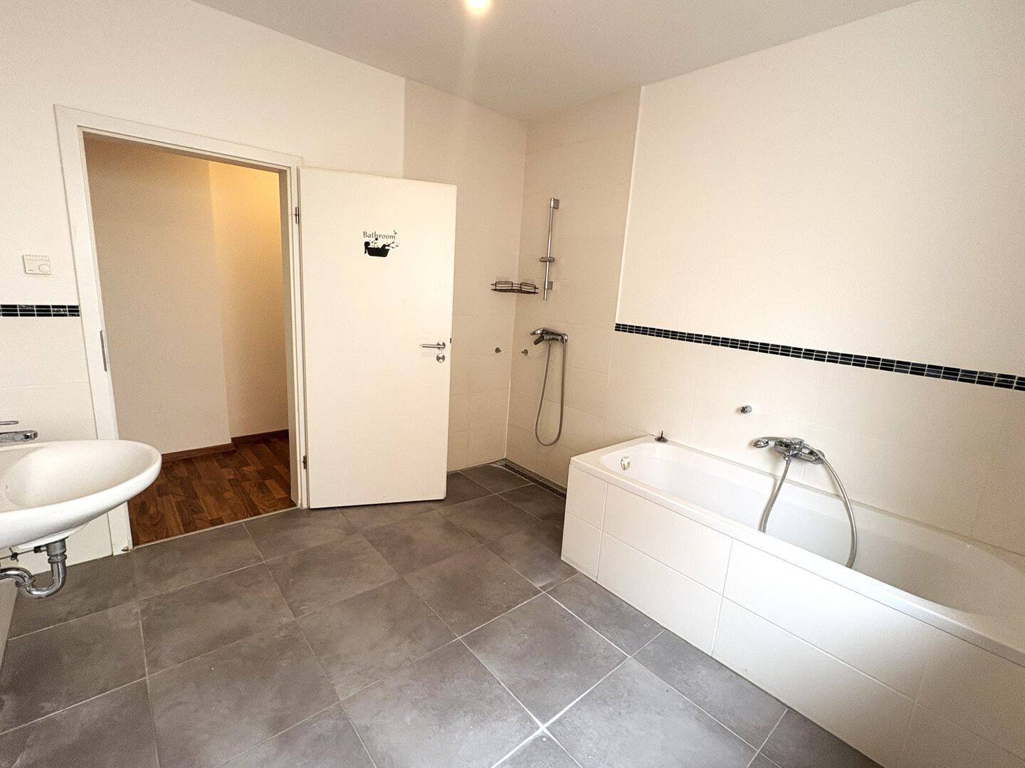 Charmante 5-Zimmer-Hochparterrewohnung mit Terrasse und Stellplatz in zentraler und ruhiger Lage von Frankenthal – Frankenthal (Pfalz) – Vorschaubild 7
