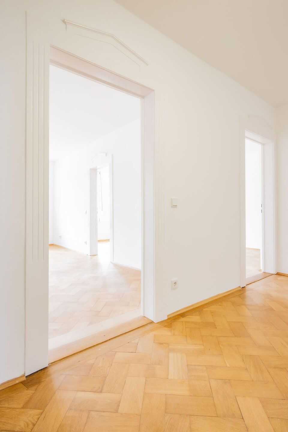 AIGNER - Helles 3 Zimmer Altbaujuwel mit Einbauküche am Hohenzollernplatz – München – Vorschaubild 3