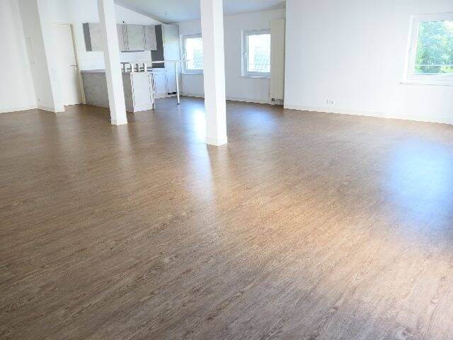 Sehr helle große ruhige Loft-Wohnung mit zwei Freitritten und großem Komfort-Badezimmer!