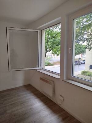 Teilsanierte 2-Zimmer-Wohnung im 1.OG-frisch renoviert und zentral gelegen. – 45143 Essen – Vorschaubild 3