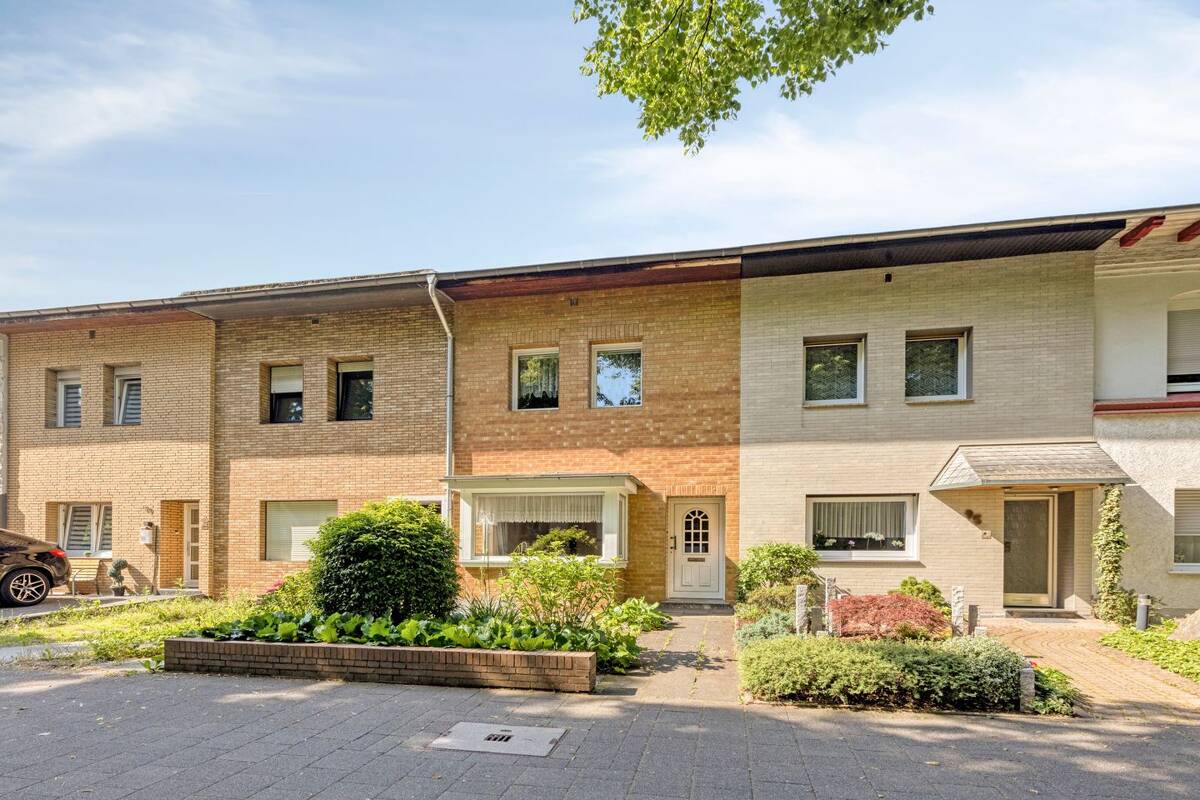 Charmantes Reihenmittelhaus mit Potenzial in Bilderstöckchen – 50739 Köln – Bild 1 von 9