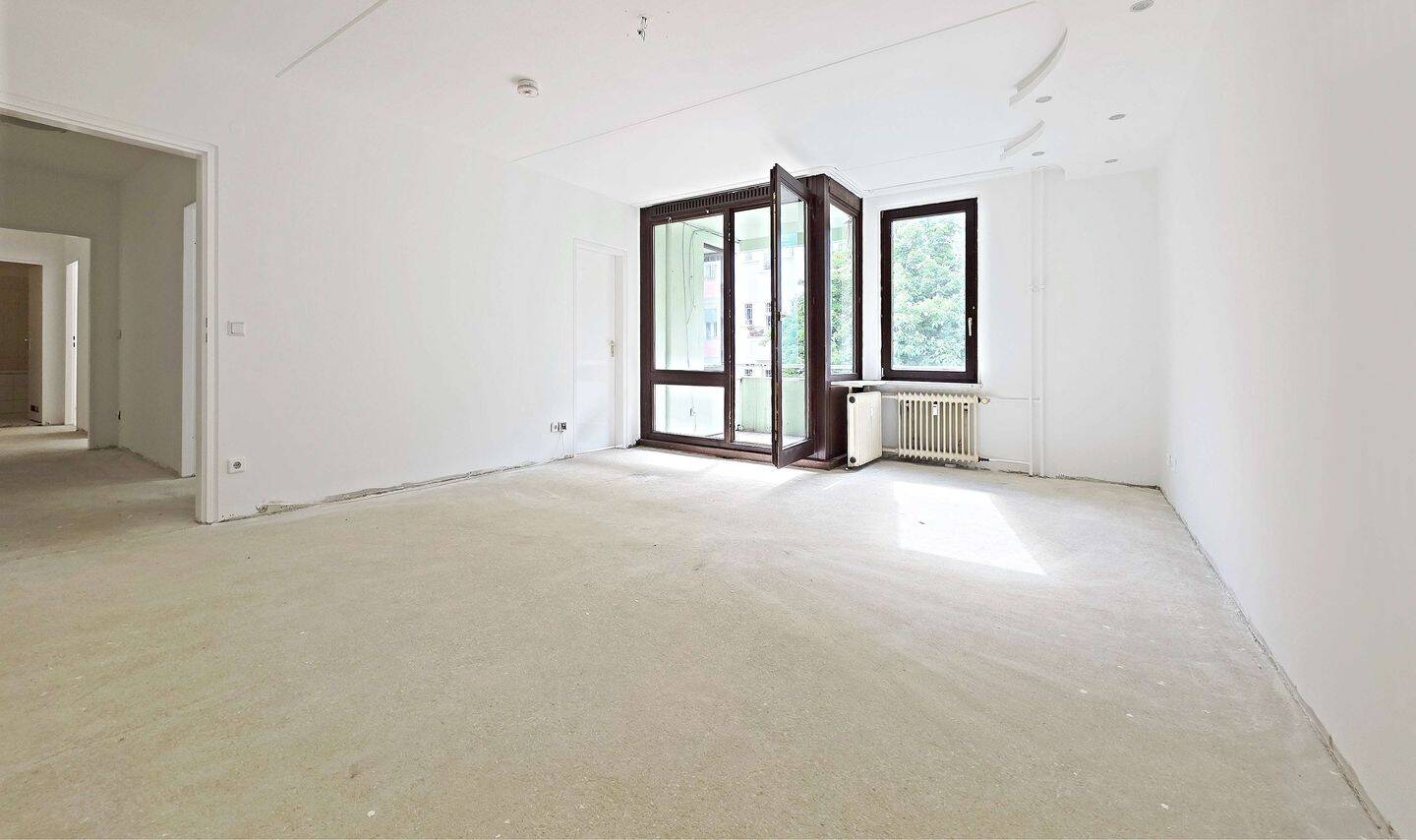 Freie großzügige 3-Zimmer-Wohnung mit 2 Westloggien und Fahrstuhl nur 300 Meter vom Kudamm!
