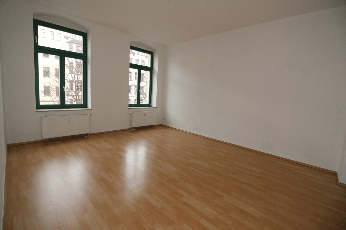 großes Wohnzimmer, helle Wohnung im Zentrum vom Kaßberg – Chemnitz – Vorschaubild 6