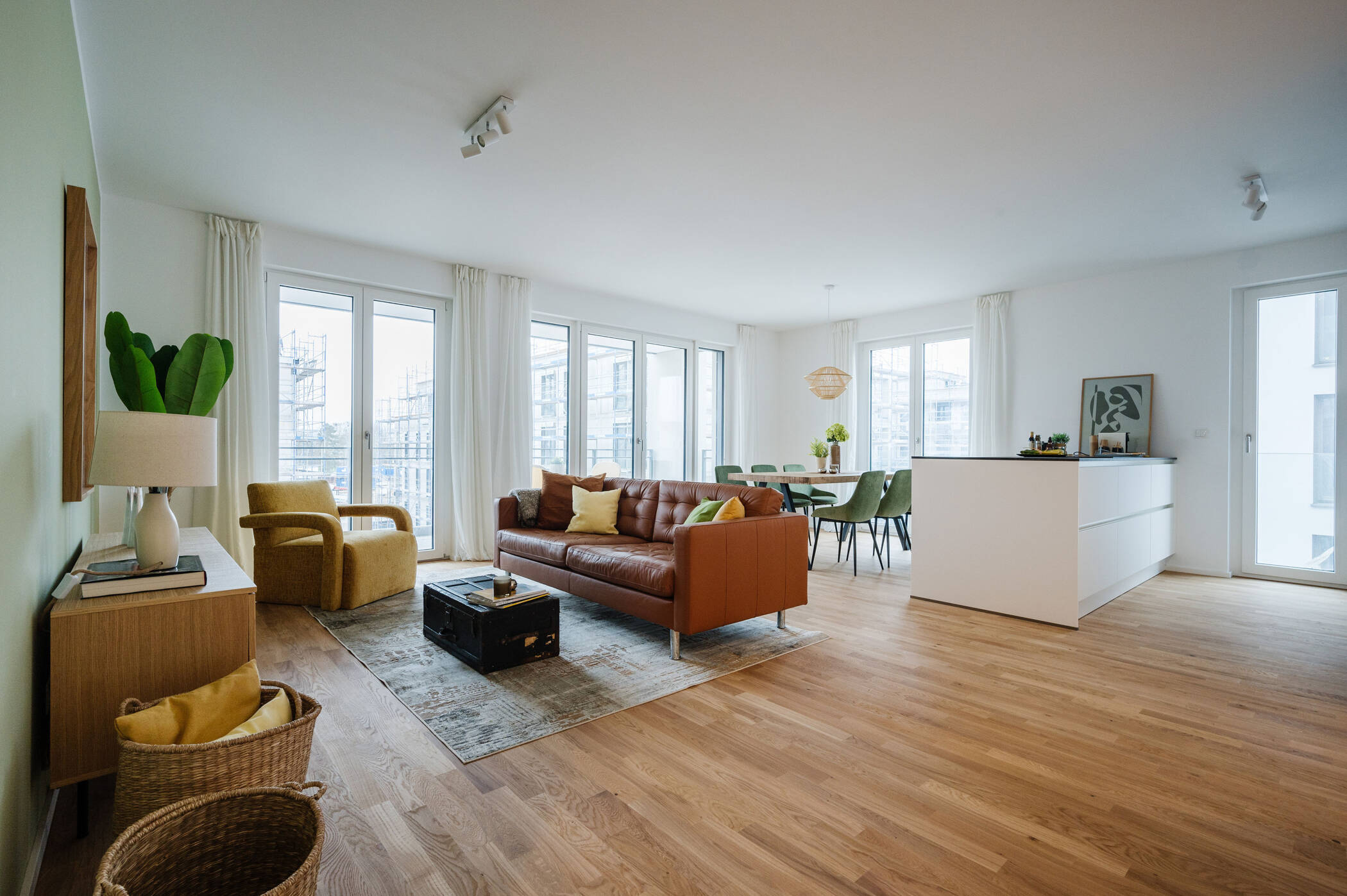 GROSSZÜGIGE 4-ZIMMER-WOHNUNG MIT SÜDLOGGIA UND BLICK IN DIE GRÜNE QUARTIERSMITTE – Edingen-Neckarhausen – Bild 1 von 8