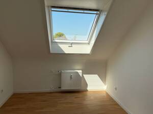 ** Helle renovierte 3 Zimmer Dachgeschoss-Wohnung in Leverkusen Quettingen, Burgloch** – 51381 Leverkusen – Vorschaubild 4