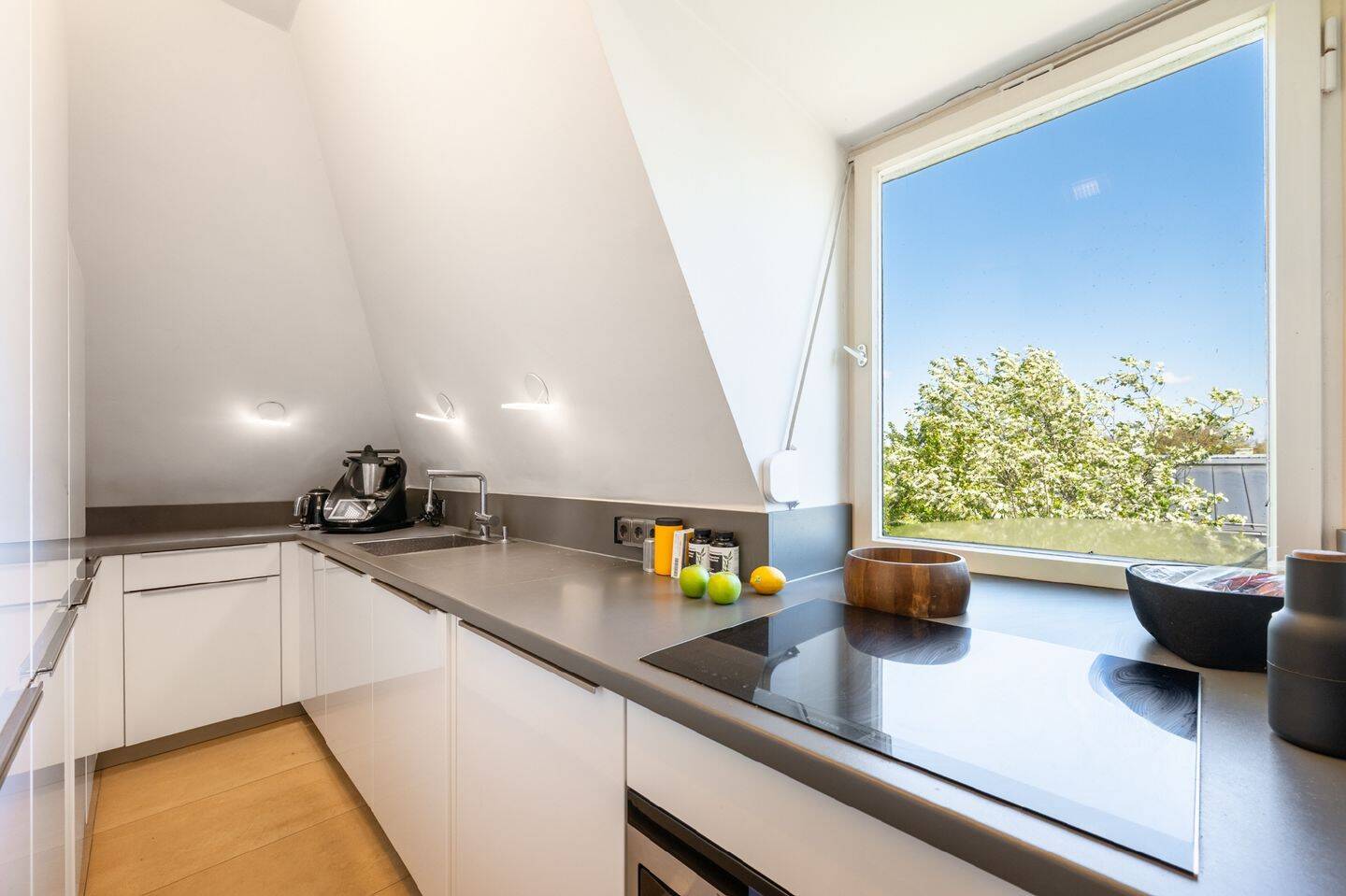 AIGNER - Rarität in Bestlage: Charmante Erbpacht-Dachgeschosswohnung am Nymphenburger Schlosskanal – München – Vorschaubild 4