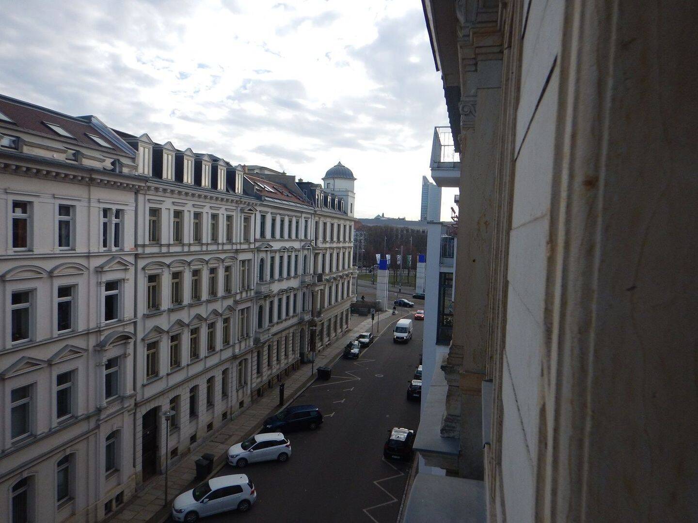 Frisch renoviert! Wohnen im Zentrum von Leipzig - Großzügige Single-Wohnung im DG mit Aufzug! – Leipzig – Vorschaubild 3