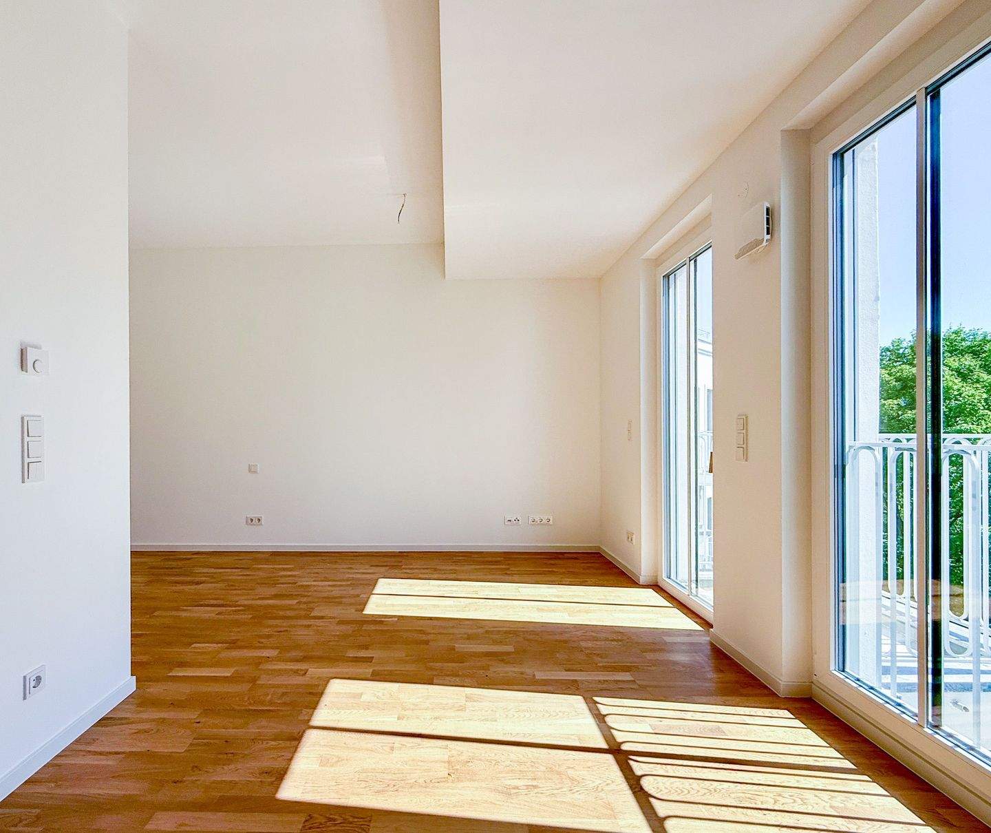Helle, ruhige vermietete Wohnung (3,8%) zur Hofseite - sonniger Balkon mitten in der Hauptstadt – Berlin – Vorschaubild 3