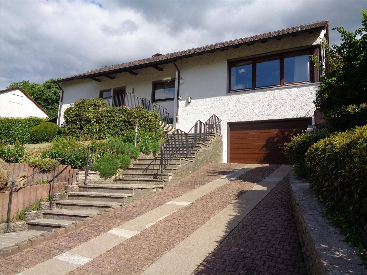 Wertheim- Hofgarten: gepflegte Unternehmervilla mit großem Grundstück – Wertheim – Bild 1 von 9