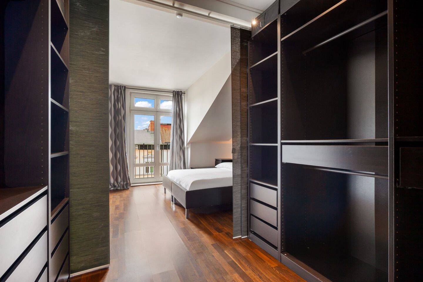Lichtdurchflutetes Penthouse Feeling - Große Dachgeschosswohnung mit Terrasse im Stephankiez – Berlin – Vorschaubild 4