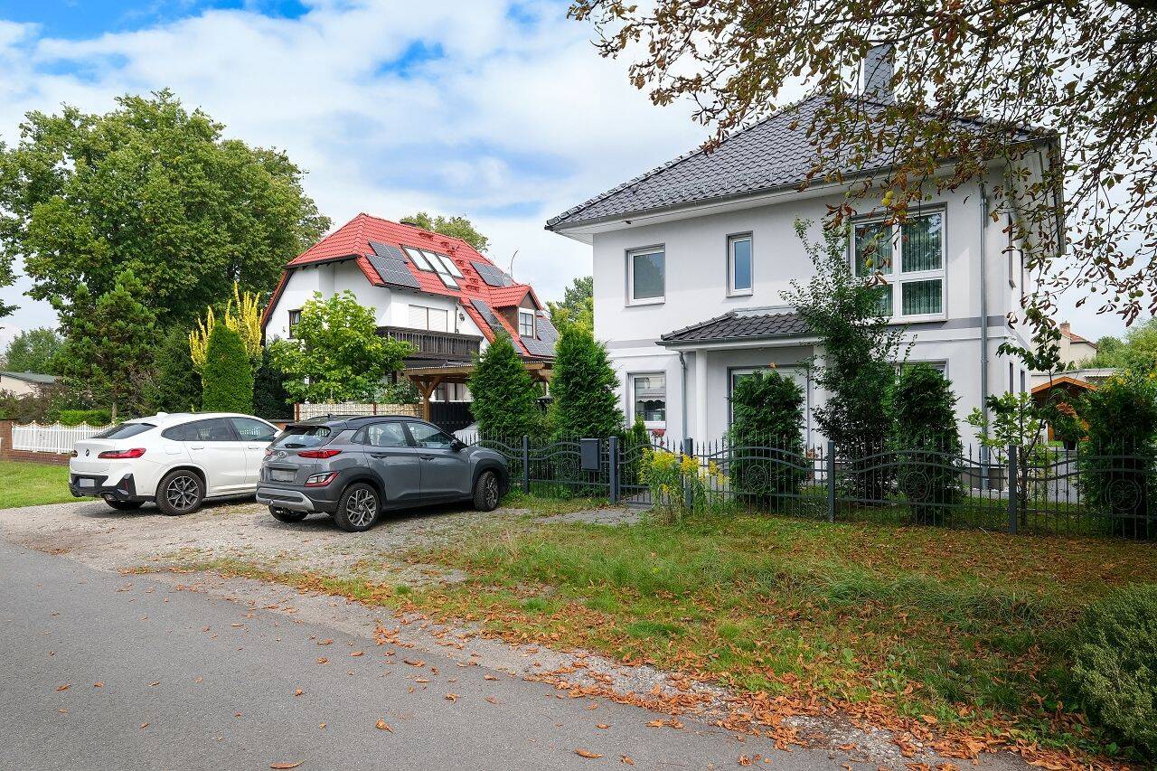 Ruhiges Familienparadies: Energieeffiziente Stadtvilla mit Garten und Carport – Berlin – Bild 1 von 9