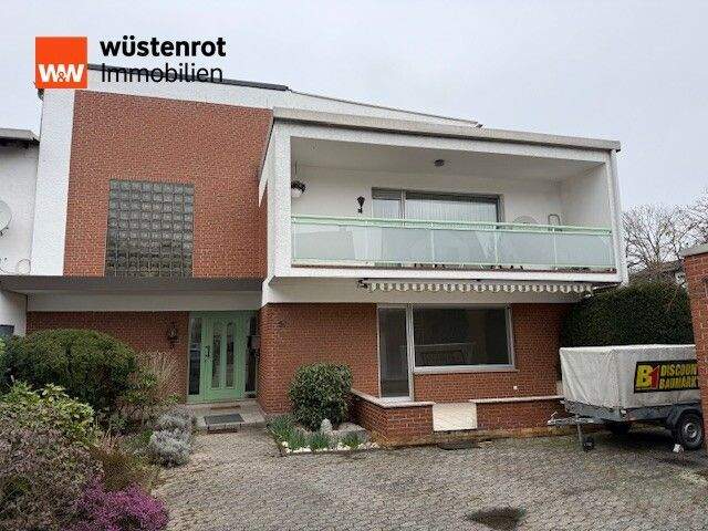 Attraktives Zweifamilienhaus mit Garten, großem Hof und Garagen – Neuwied – Bild 1 von 9