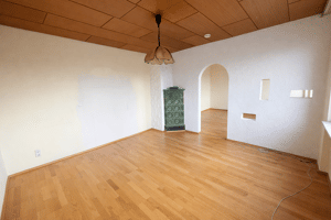Große Altbauwohnung mit Potenzial: 130 m² Wohnfläche, Balkon und 3 Schlafzimmern!
