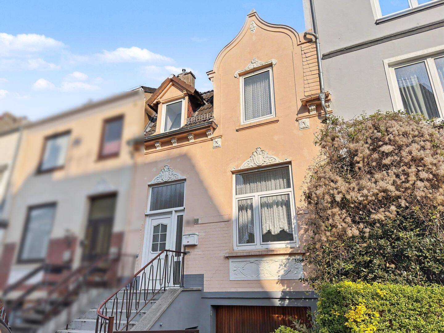Findorff - Sanierungsbedürftiges Reihenhaus mit Gründerzeitfassade und Garage