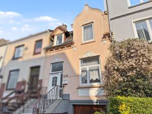 Findorff - Sanierungsbedürftiges Reihenhaus mit Gründerzeitfassade und Garage