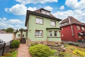 Großzügiges Zweifamilienhaus mit weitläufigem Grundstück, zwei Garagen und vielseitigem Nutzungspotenzial