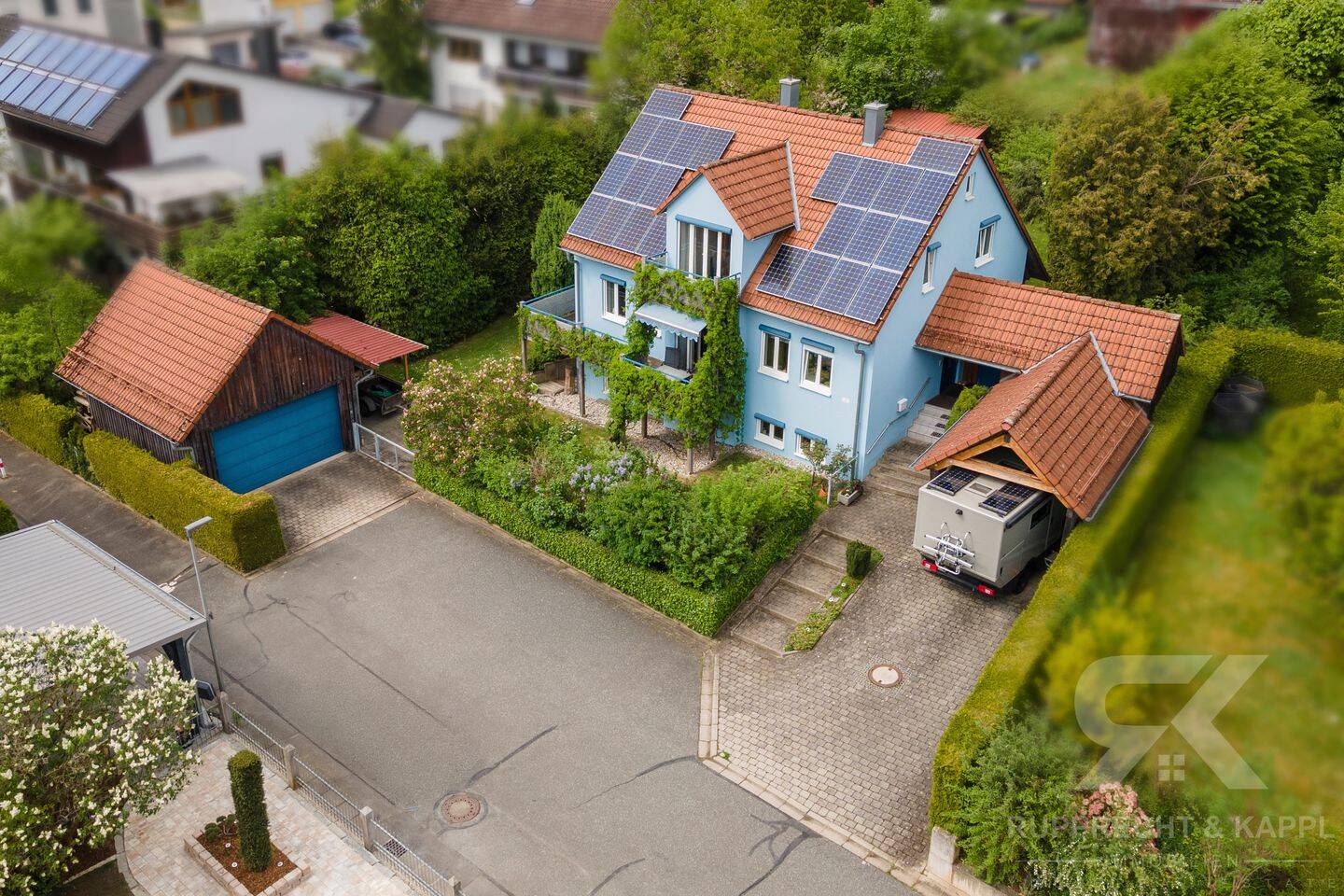 Exklusives Einfamilienhaus in bester Lage mit traumhaftem Waldblick und durchdachtem Wohnkonzept – Neustadt an der Waldnaab – Bild 1 von 9